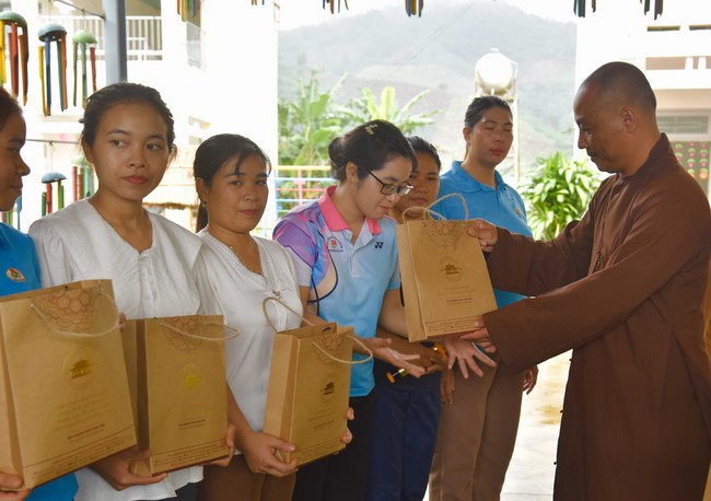 Ban Từ thiện: Tặng quà Trung Thu cho các em học sinh ở Đắk Som, Đăk Nông